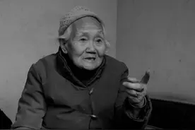 故事：当年娘被城里做官的爹抛弃，她离婚不离家，一生只为我活着图片