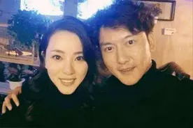 不当央视一姐，也没嫁给老头！李思思被80后老公和俩儿子宠上天图片