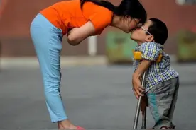 身高不足1米的“袖珍男”，娶1米7毁容老婆，婚后很是恩爱图片