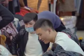 90后美女直播卖服装，直播一天会有20万的销售额，累并快乐着图片