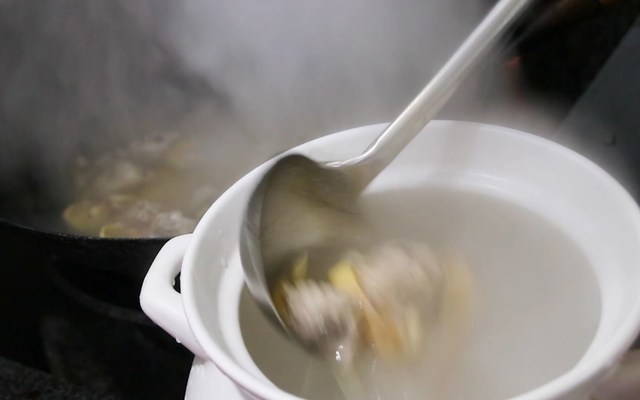 1块排骨1只墨鱼，简单一做，营养补钙，孩子三天两头想着吃