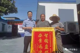 路上晾晒小麦，这四个人是咋把8000多斤小麦偷回家的？图片