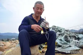 女儿嫁本村，75岁大爷天天干体力活，看他为啥带火钳图片