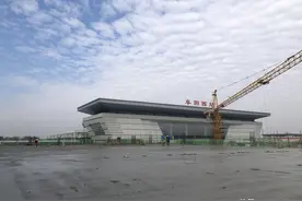 阜阳客运西站配套场站主体结构封顶，项目建成后将实现高铁、城市公交、出租车、公路客运等“无缝对接”图片