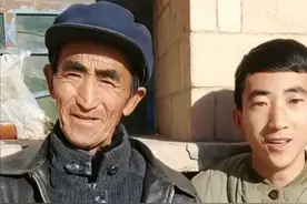 农村娃宝军挣了那么多钱，为什么他的父亲还穿的是破棉袄？图片