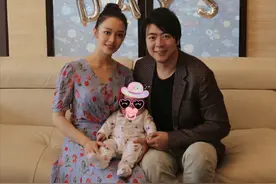 郎朗夫妻为儿子庆祝百天，晒一大家子幸福合影，吉娜父母首次出镜图片