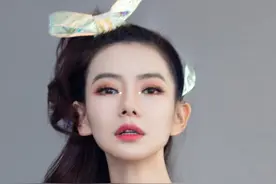 戚薇把粉色露肩和泡泡裙穿出女王味道，气质绝了图片