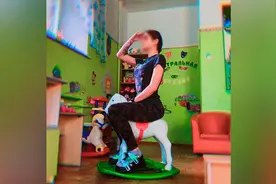 俄女教师虐童称“很美妙”此前在酒吧工作朋友称其很善良图片