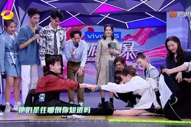 可怜，日本女艺人地位低，上节目被男人一脚踹脑袋上，不敢言图片