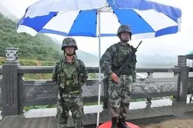 我国哨兵站岗时，为何两人仅配一条枪？24年前血的教训太惨痛图片