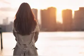 我不物质还很乖巧，男友却说跟我在一起太累要分手，我该怎么办？图片