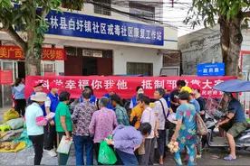 上林白圩：抓住重点时段，积极开展禁毒宣传图片