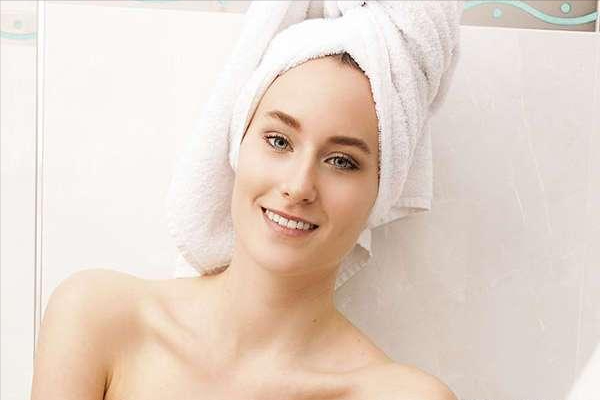 传明酸，称为蛋白酶抑制剂，能让黑斑、雀斑不再变浓，并逐渐消失