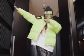 李小璐再现王昊经典舞蹈，网友直呼想起某人，配文“我们”显深意图片