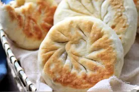 秋天可多吃西葫芦，1块5一斤，鲜嫩营养还润秋燥，烙馅饼吃特香图片