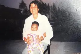 阿婆养黑人弃婴18年，艰难拿上海户口，黑孩：买别墅给奶奶晒太阳图片