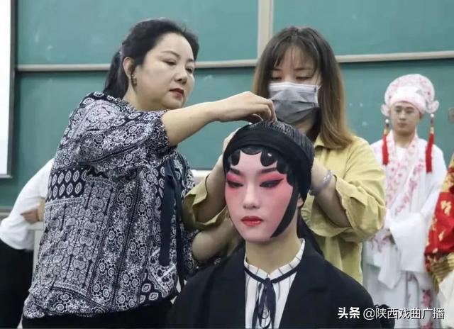 北京名人戏曲旦角化妆包头视频