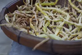 豆角别再炒着吃了，多买点晒成干，拿来炖肉吃，比新鲜的还美味图片