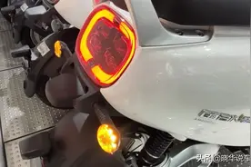 这款爱玛72V电动车配前后碟刹，博世电机，触摸感应启动图片