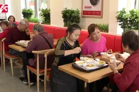 社区开设老年食堂，60岁以上老人享7折，“优老套餐”营养还健康视频封面