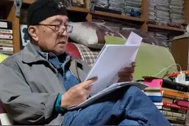 74岁李保田罕露面，住宅曝光略显朴素，书堆满地两面墙都放不下图片