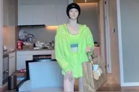 32岁陈小纭近照暴瘦，下巴尖锐皮肤煞白成病态，小腿瘦到骨头凸出图片