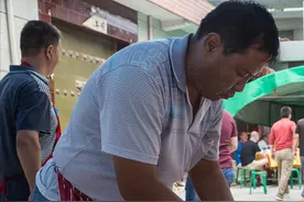 农村亲家相互串门，在炕头上聊天，饭桌上喝酒，哪些话题最好别提图片