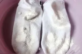 不敢穿白袜子因为太难洗，怎么洗干净，这样其实需要技巧图片