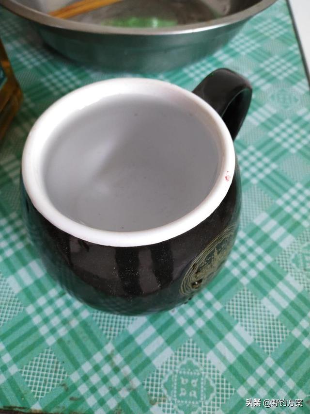 自己做的窝料诱鱼效果不错，野外钓鱼时总能比别人钓的多