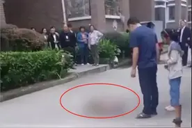 不让出去玩！5岁女童赌气跳下四楼...图片