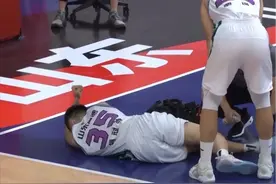 吓人！CBA悍将重伤，脚踝90度弯曲，疼得浑身颤抖，被4人抬出球场图片