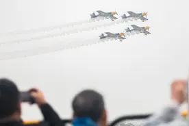 “空中F1”首次进入中国，特技表演震撼全场，冒雨观众直呼“爽”视频封面