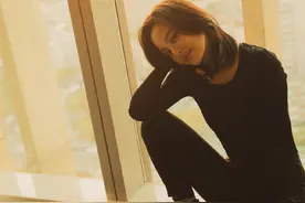 34岁辛芷蕾晒照，穿黑色紧身衣姿势妖娆，却被网友嘲平胸图片