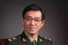 他被视为业内点石成金的圣手，用一夜时间谱成的作品，将张也从无名歌手打造成当红歌唱家图片