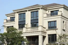 自建房如何选择“塑钢窗”和断桥铝窗？哪个更保暖？很多人选错了图片