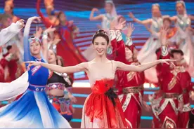 国庆晚会金晨跳民族舞，身上穿了件粉色长裙，腰上图案引发热议图片