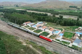 “小慢车”铺就丝路古道幸福路图片