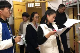大学辅导员是啥样的职业？看到收入才明白，为何引名校研究生争抢图片
