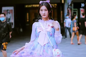 街拍：选择一些适合自己的衣服进行打扮，这样可以为自己增添自信图片