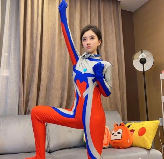 冯提莫宅家cos奥特曼，一脚踩在沙发上，看清腿型女粉皱起眉头