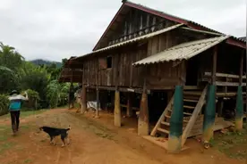 老挝穷得只剩炸弹，地里埋8000万炸弹过日子，造房子都用炸弹图片
