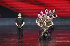 战士打靶把营归，胸前的红花映红霞，舞蹈《打靶归来》太拽了图片