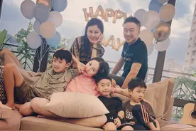 42岁萧亚轩晒庆生照，与弟弟一家亲吻合影，脸上贴胶带仍未痊愈图片