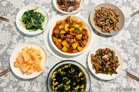 同事来家吃饭，媳妇做了6个菜，同事说外面花100都吃不到图片