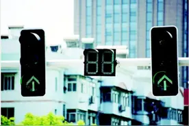 绿灯还剩8秒就选择停车，后车司机怒了，拔走前车车钥匙图片