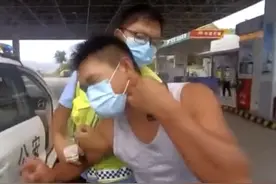 云南一司机在高速路被马蜂蛰伤，呼吸困难，十一出行，小心马蜂图片