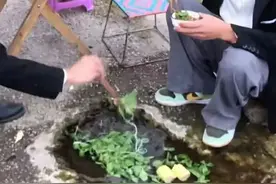 广西柳州，两名男子在水沟里涮火锅走红，网友：看到反胃，不敢吃图片