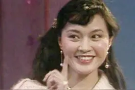 她是春晚第一位女主持！47岁锒铛入狱，4次婚姻都在利用别人图片