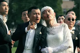站着挣钱的姜文还是“跪”下了，顺带自己打了自己一巴掌图片