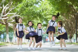 幼儿园老师的伟大之处在于，毕业一届被忘一届，从未想过“回报”图片